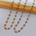 Vista dettagliata di collane con margherite in smalto colorato con catene oro e argento. - Rosso (Tono Acciaio)