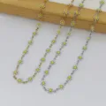 Dettaglio di collane a margherita in acciaio inossidabile con petali bianchi e centri gialli - Bianco (Colore Argento)