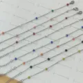 Dettaglio di bracciali in acciaio inossidabile con perle in smalto colorato arcobaleno. - Perline di Colori Misti / Colore acciaio
