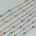 Vista dettagliata di bracciali in acciaio inossidabile dorato con perline smaltate colorate - Perline di Colori Misti / Oro