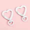 Detailansicht weißer herzförmiger Karabinerverschlüsse aus Legierung für DIY-Basteln - 1 Stück/Packung (26x38mm) / Weiß
