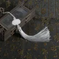 Elegante ciondolo con nappa d'argento in stile antico con ornamento a fiore di loto - Nappina di loto / Grigio