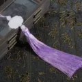 Elegante ciondolo con nappa in seta viola stile cinese con fiore di giada bianca intagliato - Nappina di loto / Viola chiaro