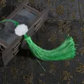 Ciondolo tradizionale cinese con nappa verde e intaglio di loto in giada bianca - Nappina di loto / Verde