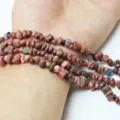 Cuentas de piedra de rodonita rosa irregular natural para la creación de pulseras artesanales - Pieza Única / Rodocrosita Natural Astillas