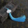 Elegante nappina tradizionale in seta blu con ciondolo di loto bianco intagliato e perline - Nappina di loto / Blu lago