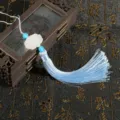 Elegante ciondolo con nappa azzurra in stile antico con ornamento in giada di loto - Nappina di loto / Azzurro