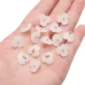 Pequeños dijes de flor de cerezo en vidrio rosa para creación de joyas artesanales - Flor de tres pétalos / 13mm (Paquete de 5) / Blanco