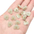 Pequeños colgantes de flores de vidrio verde pálido con centro dorado para joyas - Flor de tres pétalos / 13mm (Paquete de 5) / Verde claro