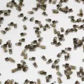 Antiek bronzen korduiteinden knijpkraaltjes voor DIY sieraden maken op witte basis - Antiek Brons