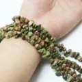 Cuentas de piedra unakite natural irregular envueltas en la muñeca para hacer joyas de bricolaje - Fragmentos de Unakita Natural