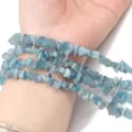 Cuentas de piedra triturada azul claro natural envueltas alrededor de una muñeca - Fragmentos de Aguamarina Natural