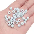 Petites perles d'espacement cylindriques en céramique bleu clair pour bijoux DIY sur main - Perle Tube Cylindrique (6x4mm)