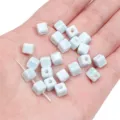 Petites perles d'espacement carrées en céramique bleu clair pour bijoux DIY à la main - Petit Cube Carré (6x6mm)