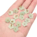 Pendentifs fleurs en verre imitation jade vert clair avec boucles dorées pour bijoux - Fleur de Poirier / 13mm (Lot de 5) / Vert clair