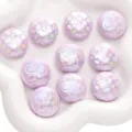 Cuentas redondas de acrílico lavanda con patrones de corazón y flores para joyería. - Lila