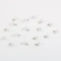 Gros plan de pendentifs en perles d'imitation ABS blanches rondes avec boucles argentées. - 6 mm (lot de 10) / Argent Avec Perle Blanche