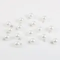 Vue détaillée de pendentifs en imitation perle ABS blanche avec œillets argentés pour le bricolage. - 10mm (10 Pièces/Paquet) / Argent Avec Perle Blanche