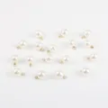 Vue détaillée de breloques en perles ABS blanches avec boucles dorées pour bijoux DIY - 10mm (10 Pièces/Paquet) / Ton Or + Perle Beige