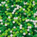 Grüne und weiße hochelastische Polyester-Plüsch-Pompons für Bastelarbeiten von Kindern - 200 Stk./Packung (1cm) / Grüntöne