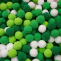 Hochelastische grüne und weiße Polyester-Plüschbälle für Bastelarbeiten und Deko - 2,5 cm (ca. 30 Stück/Packung) / Grüntöne