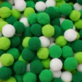 Sortierte grüne und weiße Polyester-Pompons für DIY-Dekorationsprojekte und Bastelarbeiten. - 3 cm (ca. 20 Stück/Packung) / Grüntöne