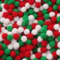 Mix aus roten grünen und weißen Plüsch-Pompons aus Polyester für Bastelarbeiten - 200 Stk./Packung (1cm) / Weihnachtsstil