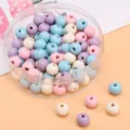 Gemischte macaronfarbene 8mm lackierte Holzperlen in einer klaren Box für DIY-Schmuck - Ca. 8mm (Loch ca. 2mm) / Crystal Love Mischung 100 Stück/Packung