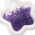 Cuentas de vidrio moradas de 4 mm para joyas DIY en una bandeja blanca en forma de estrella - Paquete de 450g / Lila