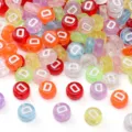 4x7mm kleurrijke transparante acryl alfabet kralen met witte letter D voor doe-het-zelf - 100 stuks/verpakking (4x7mm) / Letter D
