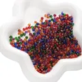 Cuentas de vidrio redondas de 4 mm de colores en un plato blanco para joyería artesanal creativa - Paquete de 450g / Deep Silver Series