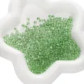 Vue détaillée de perles de rocaille en verre vert de 4mm doublées d'argent pour le DIY - Vert