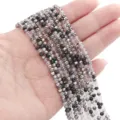 Hand mit Strängen aus facettierten, bunten Glasperlen für die DIY-Schmuckherstellung. - Rondelle-Perle (BBA126) / 3mm (0,5mm Loch, 34cm/Strang) / Sternenfluss