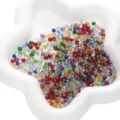 Perles de verre de 4mm multicolores pour bijoux DIY, présentées dans un bol en étoile blanc - Mélange Aléatoire