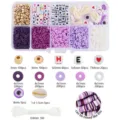 Detailansicht DIY-Perlenset mit Maßen für Tonscheiben, Muscheln und elastischer Schnur. - 4mm Polymerton Lila Serie Set / 10 Gitter Box