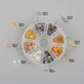 Λεπτομερής προβολή κιτ κοσμημάτων DIY 8 θέσεων με ποικιλία από μεταλλικά καπάκια χαντρών - No.6 Καπάκια Λουλούδια (Περίπου 1300τμχ) / Κουτί 8 Θέσεων