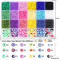 Detailansicht des DIY-Perlensets mit 9000 Glasperlen und gemusterten Tonperlen - 3mm Glasperlen + Tonscheiben Mischung Set