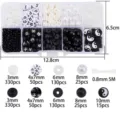 Detaillierte Übersicht des DIY-Perlensets mit verschiedenen Größen für Schmuckherstellung - Schwarz & Weiß 3mm Glasperlen + Tonscheiben Set