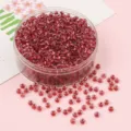 Cuentas de vidrio rojas con centro plateado para joyería DIY en un recipiente transparente - Rojo Brillante Plata