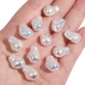 Unregelmäßige weiße Perlenimitat-Perlen mit schillernder AB-Beschichtung für DIY-Schmuck. - Große Twist-Form / 2 Stück (11x15mm) / AB Weiß