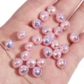 Unregelmäßige rosa ABS-Imitationsperlen in der Hand für DIY-Schmuckherstellung - Bohnenförmig / 2 Stück (9x7mm) / Irisierendes Rosa