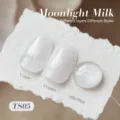 Détail du vernis gel blanc laiteux pailleté montrant les effets de 1 et 2 couches - Lait au Clair de Lune (TS05)