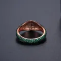 Anillo de sello de espinela verde pavé en baño de oro rosa visto desde atrás para estilo unisex - Talla 6 / Verde