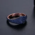 Elegante anillo hip hop de oro rosa con micro pavé de espinelas azules para un estilo unisex - Talla 6 / Azul
