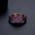 Anillo de sello hip-hop unisex con cristales pavé púrpuras y acabado en oro rosa - Talla 6 / Fucsia