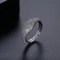 Anillo de plata elegante con pavé de piedras claras brillantes sobre un fondo oscuro - Talla 6 / Blanco
