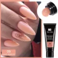 Vista detallada del gel de extensión de uñas 09 albaricoque claro en uñas de almendra - Albaricoque Claro (09)