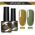 Primo piano del set di 2 smalti gel per unghie nei colori giallo senape e verde matcha - Set da 2 / Giallo Senape (041) e Verde Oliva (044)