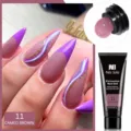 Detalle del gel de extensión de uñas Née Jolie Cameo Brown con uñas stiletto - Marrón (11)