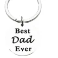 Detailweergave van een ronde roestvrijstalen sleutelhanger met Best Dad Ever gegraveerd - Best Dad Ever Stijl (ALYSK-0018-1)